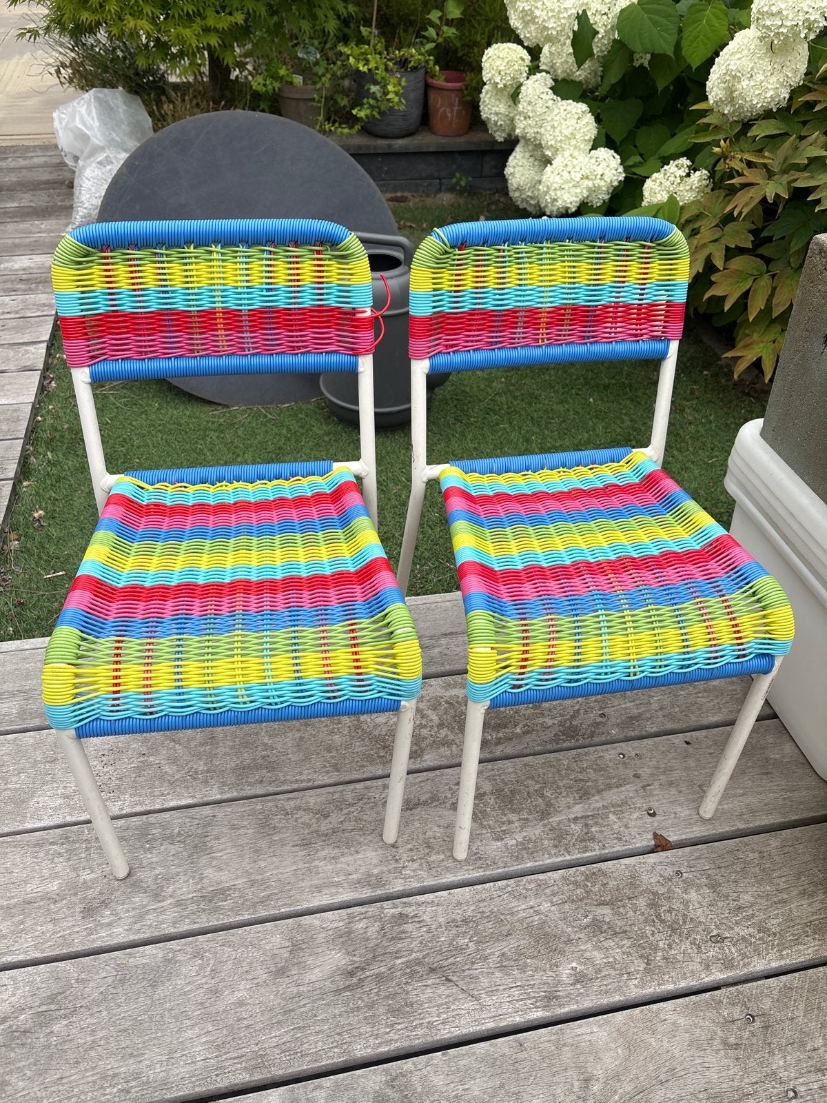 Twee kleurrijke IKEA buitenstoelen, Ophalen, Gebruikt, Kunststof