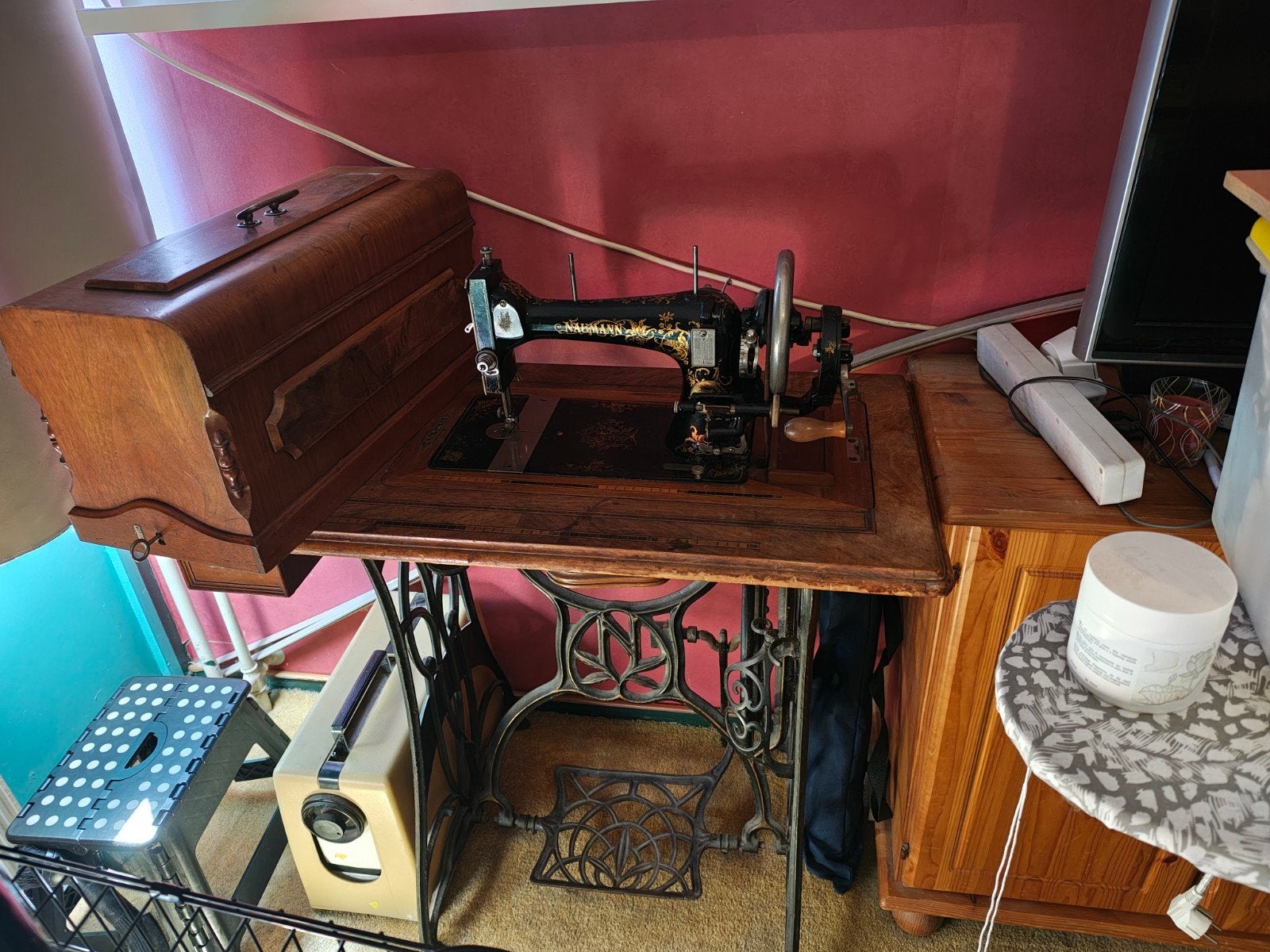 Antieke Naumann Naaimachine met Houten Kast, Ophalen