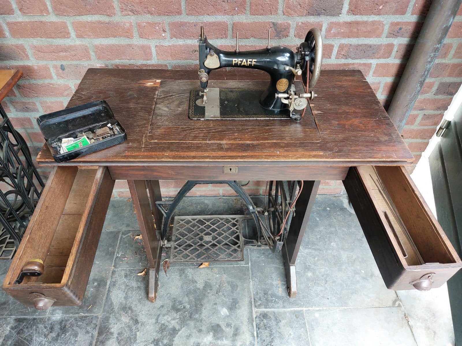 Antieke Pfaff naaimachine met houten tafel, Ophalen