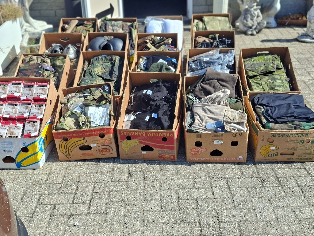 circa 1850 stuks camouflage kleding en tasjes ect ect, Ophalen