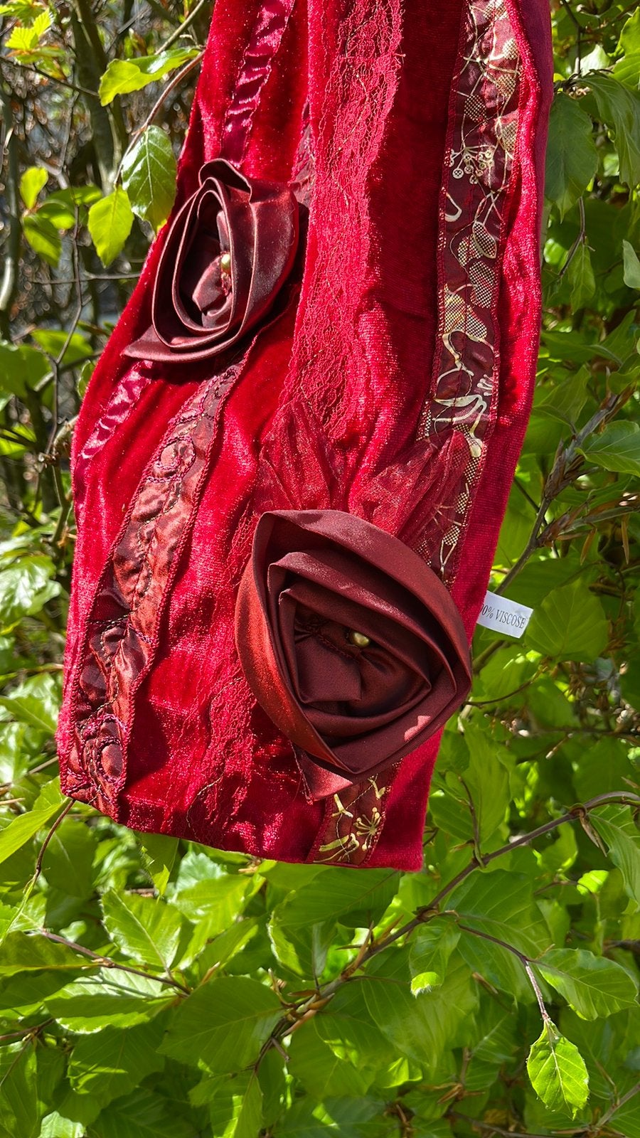 Rode, geheel gevoerde shawl met 2 rozen op de uiteinden., Ophalen of Verzenden, Zo goed als nieuw