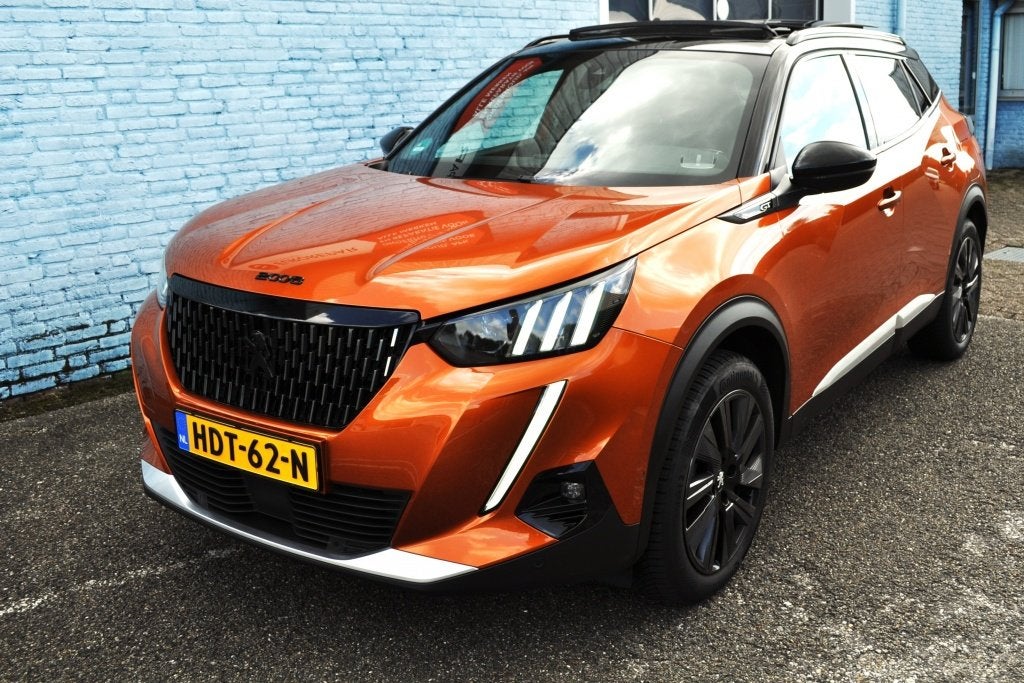 Peugeot 2008 1.2 GT Pck Aut schd leer elekstoel mass focal, Auto's, 12 maanden, Leder, 3 cilinders, SUV of Terreinwagen