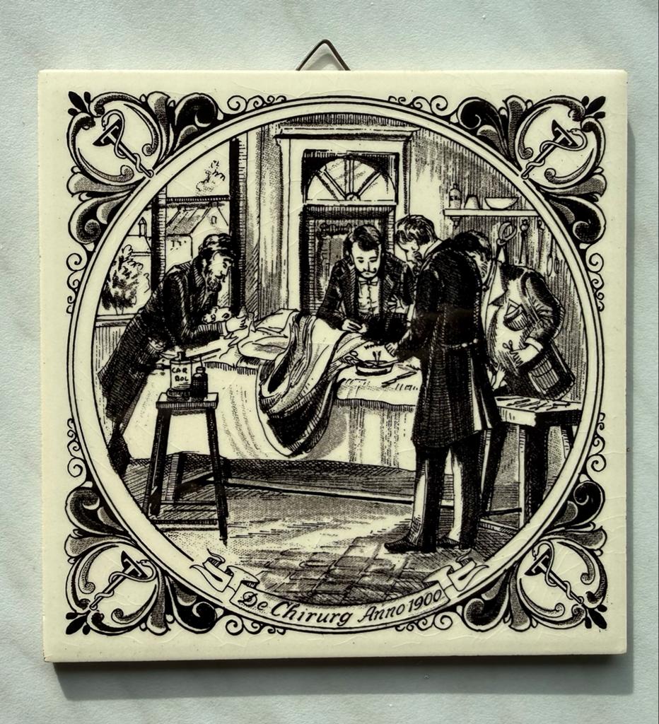 Antieke tegel 'De Chirurg Anno 1900' - Historische afbeeldin, Antiek en Kunst, Ophalen of Verzenden