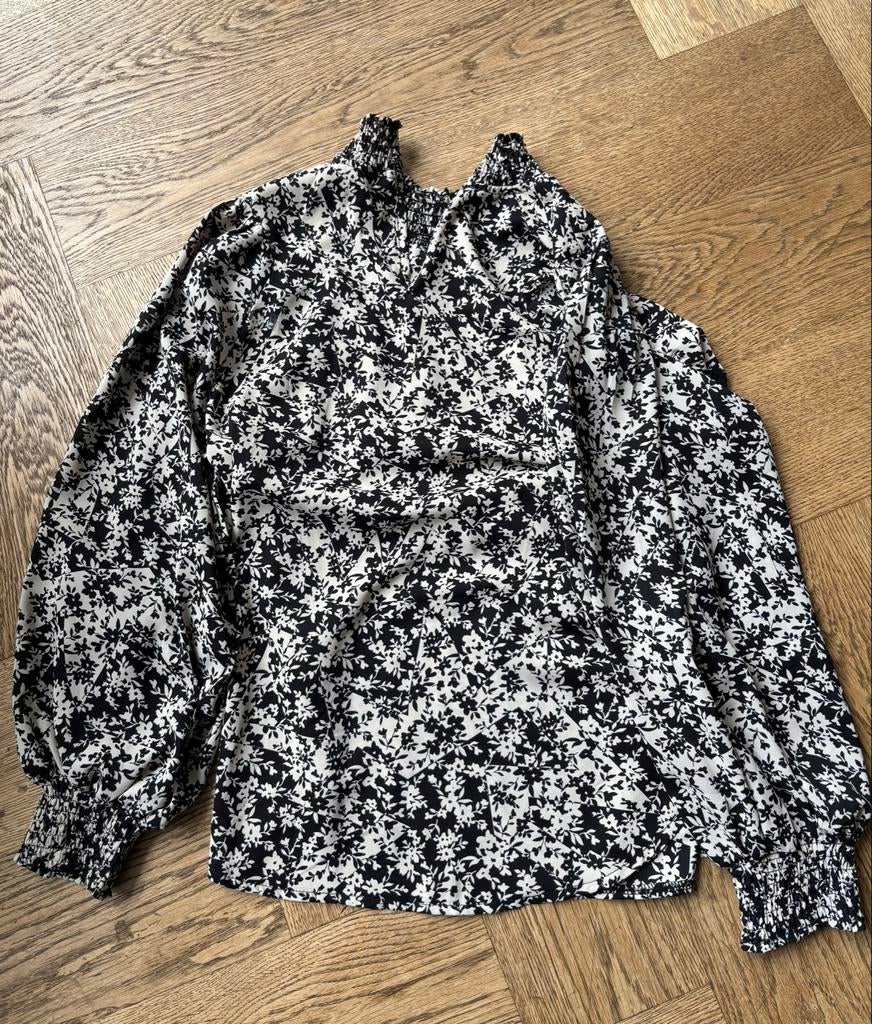 Zwart-witte bloemenprint blouse met hoge hals, Kleding | Dames, Blouses en Tunieken, Ophalen of Verzenden, Zo goed als nieuw, Maat 38/40 (M)