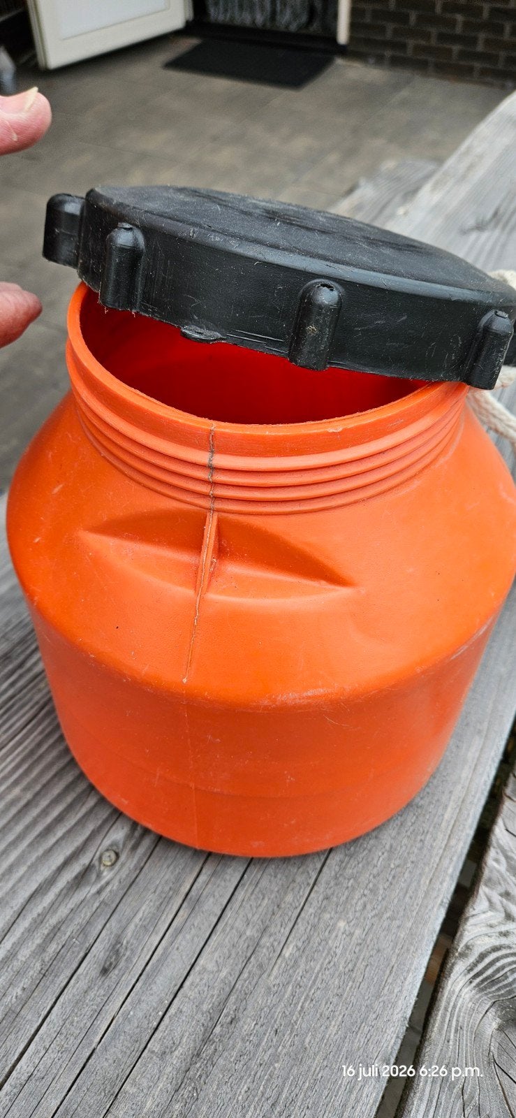 Oranje waterdichte ton met deksel voor boot of voer. 5Ltr., Ophalen of Verzenden, Gebruikt, Overige typen