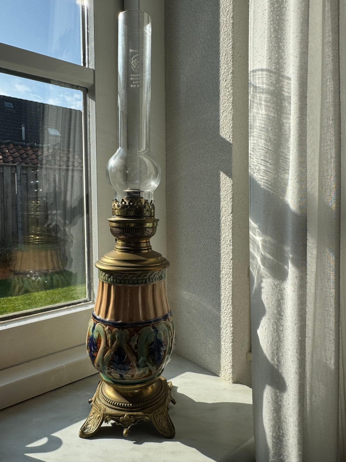 Antieke olielamp met keramische voet en messing details, Ophalen