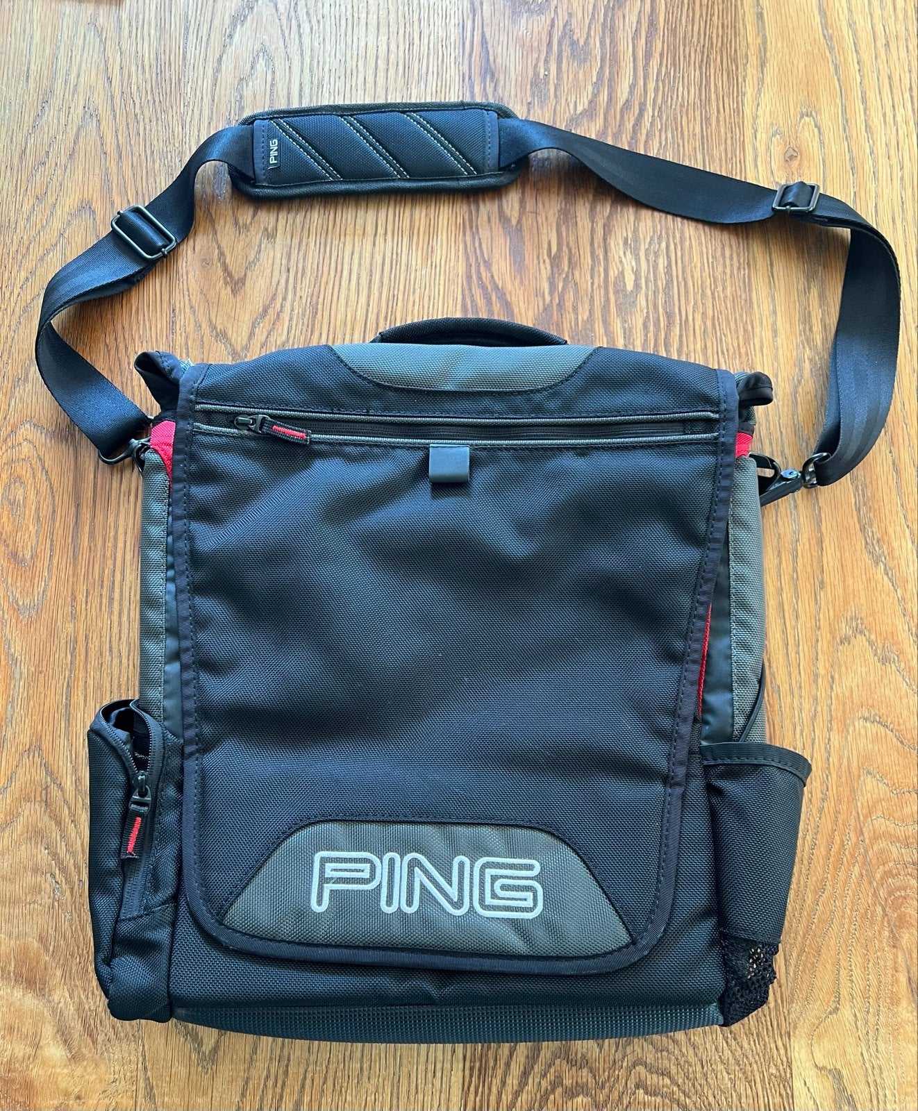 PING Laptoptas / Schoudertas - Zwart met Rood, Computers en Software, Laptoptassen, Gebruikt, Ophalen of Verzenden