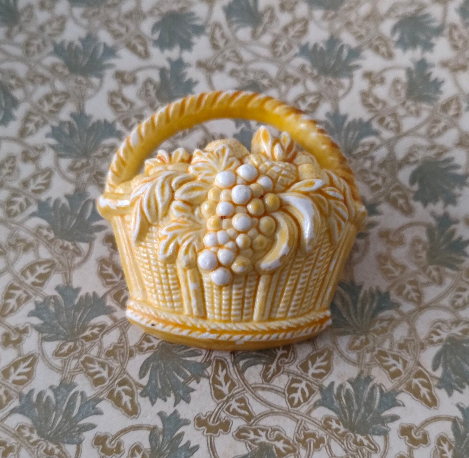 Vintage jaren '50 zacht gele kunststof fruitmand broche., Ophalen of Verzenden, Gebruikt, Geel