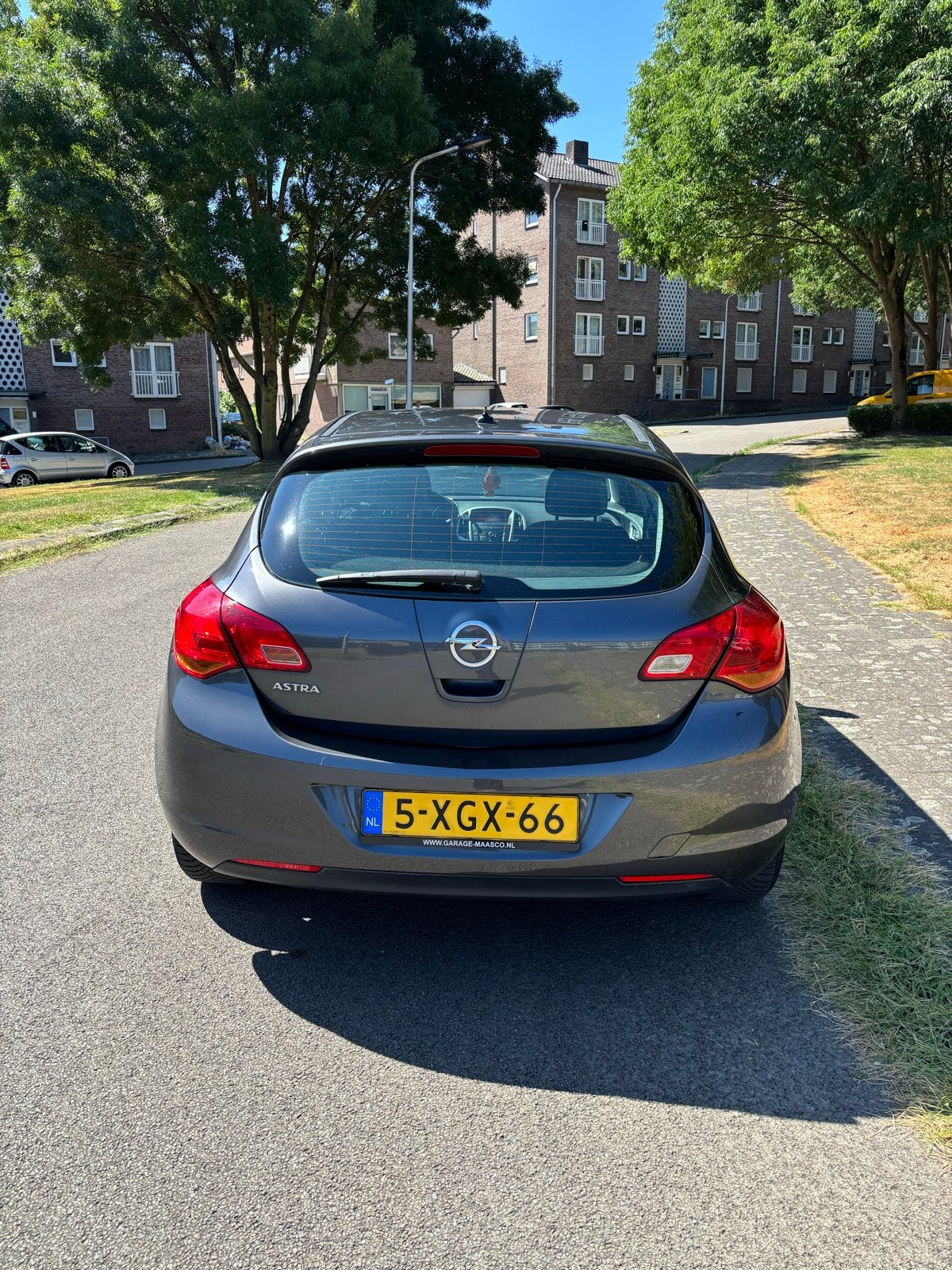 Opel Astra 1.6 Ecotec 85KW 5-D 2012 Grijs, Auto's, Voorwielaandrijving, 1250 kg, 680 kg, 4 cilinders