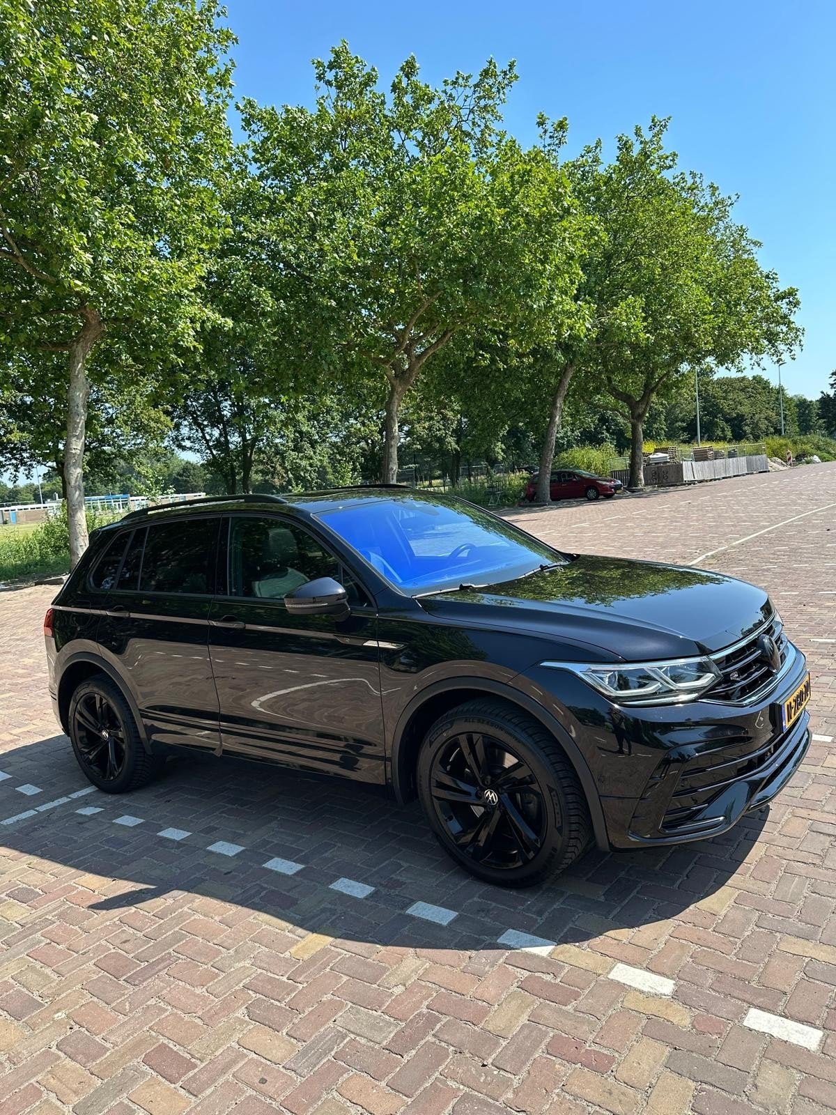 Bomvolle VW Tiguan 2.0 TDI 200PK | PANO | RLINE |  DSG, Automaat, Zwart, 4 cilinders, Zwart