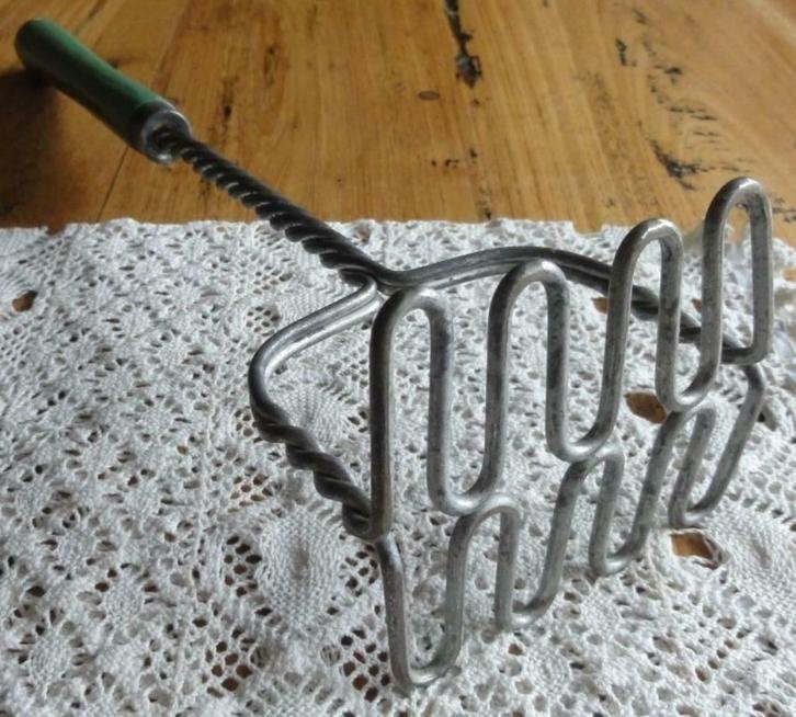 Verweerde brocante puree stamper met groen houten handvat 2, Ophalen of Verzenden