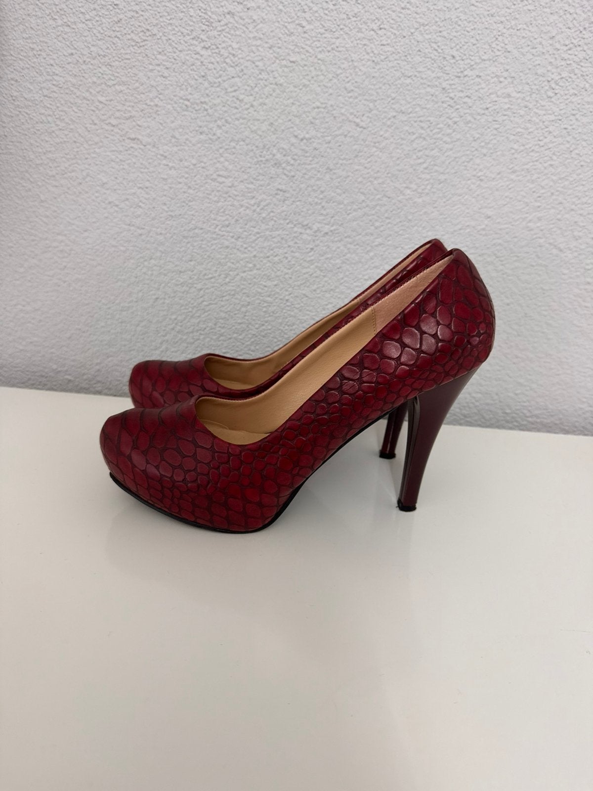 Rode dames schoen maat 38, Kleding | Dames, Schoenen met lage hakken, Ophalen of Verzenden, Zo goed als nieuw, Rood