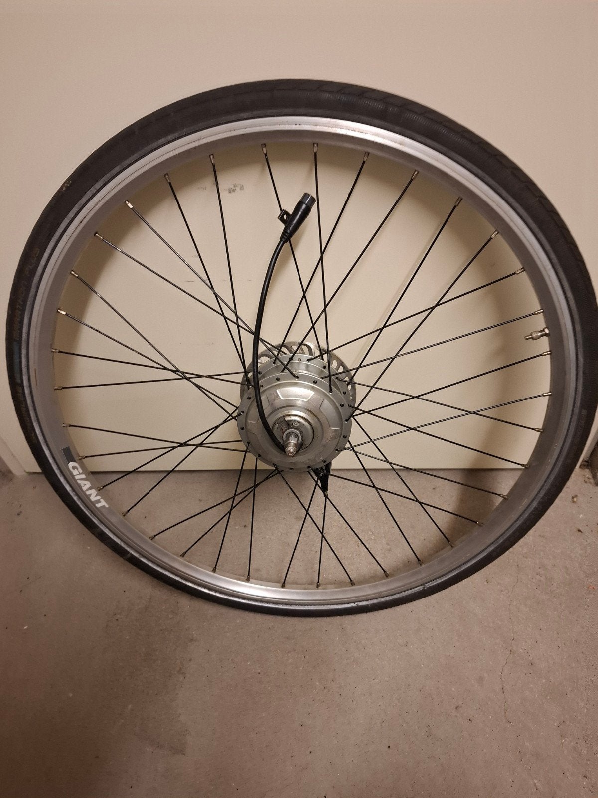 Giant twist voorwiel met goede motor 100euro, Fietsen en Brommers, Fietsonderdelen, Ophalen of Verzenden, Motor