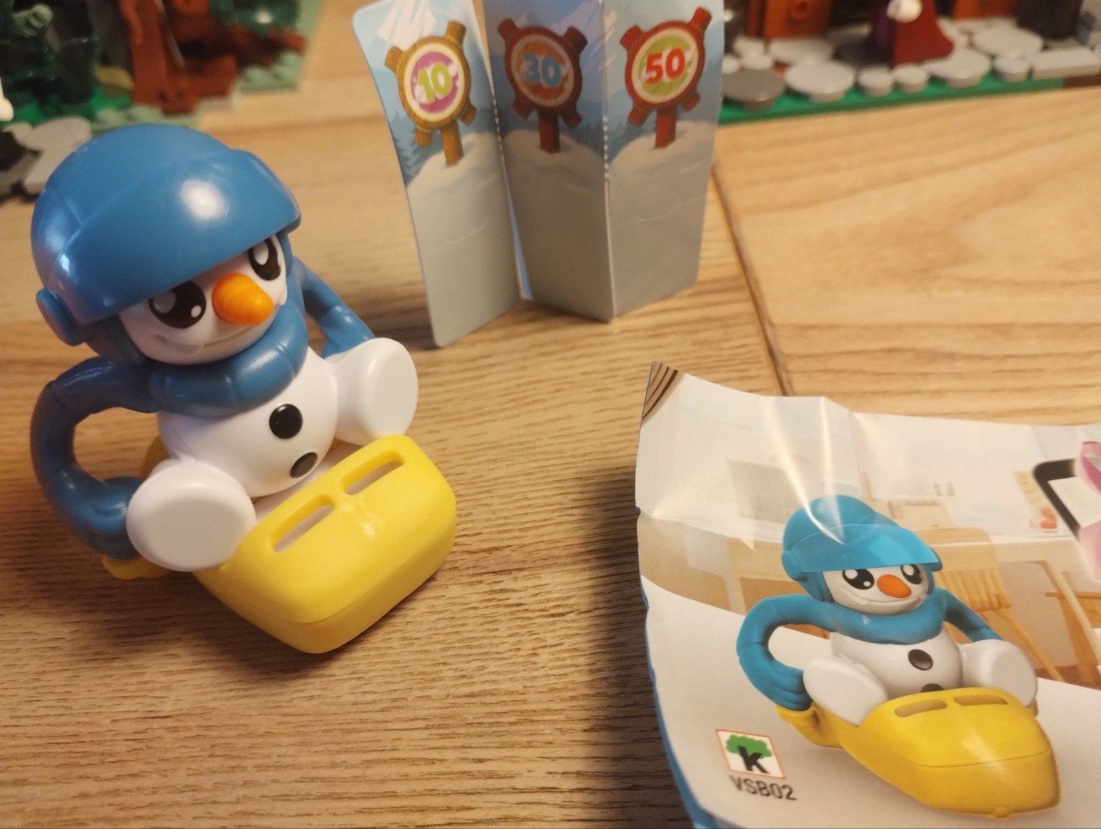 Kinder Surprise Maxi Sneeuwman op Slee - Nieuwstaat, Ophalen of Verzenden, Zo goed als nieuw