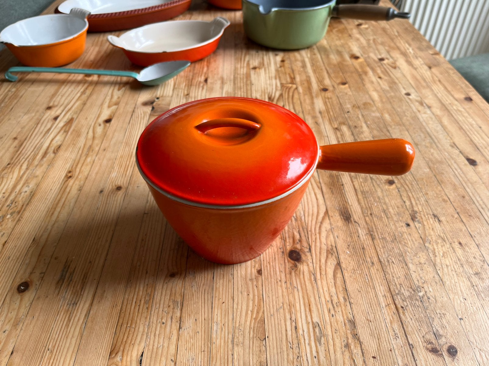 Le Creuset fonduepan met deksel, vulcanisch oranje gietijzer, Ophalen of Verzenden, Gebruikt