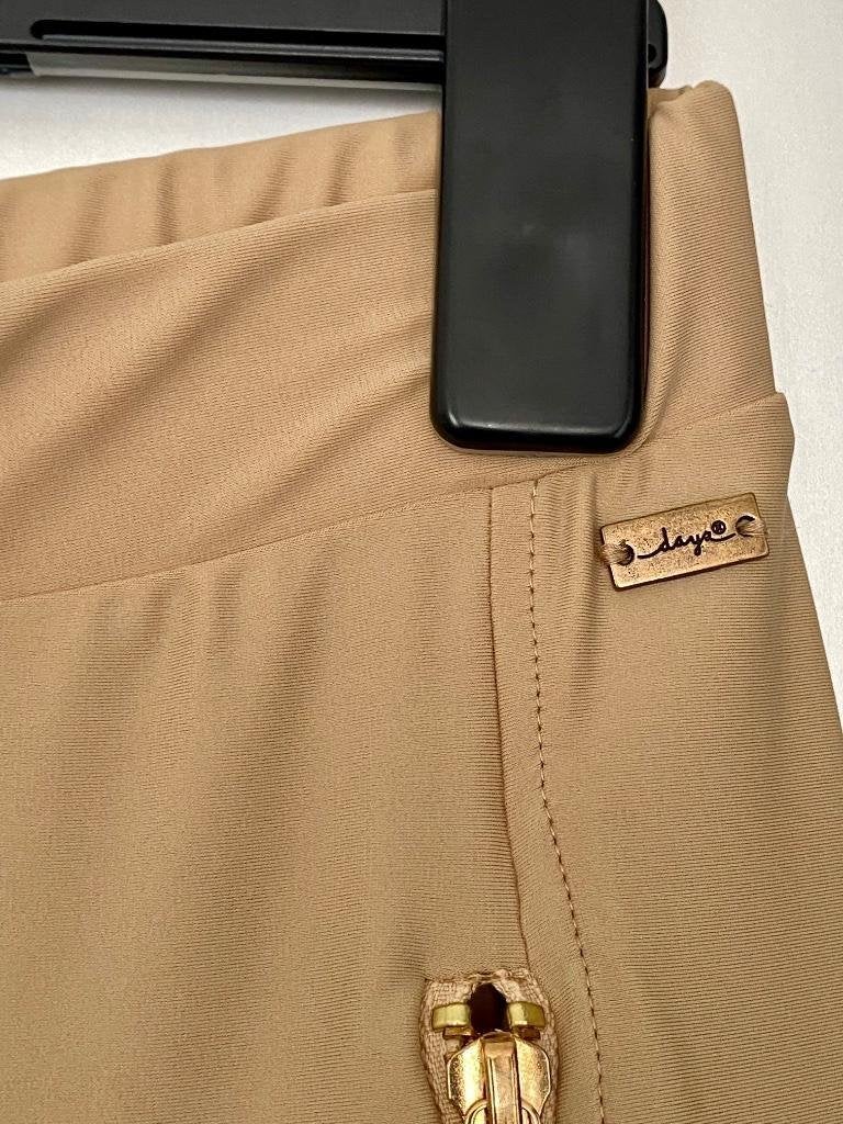 J408 Dayz maat M=38/40 travelstof broek 7/8e beige, Kleding | Dames, Maat 38/40 (M), Beige, Ophalen of Verzenden, Zo goed als nieuw