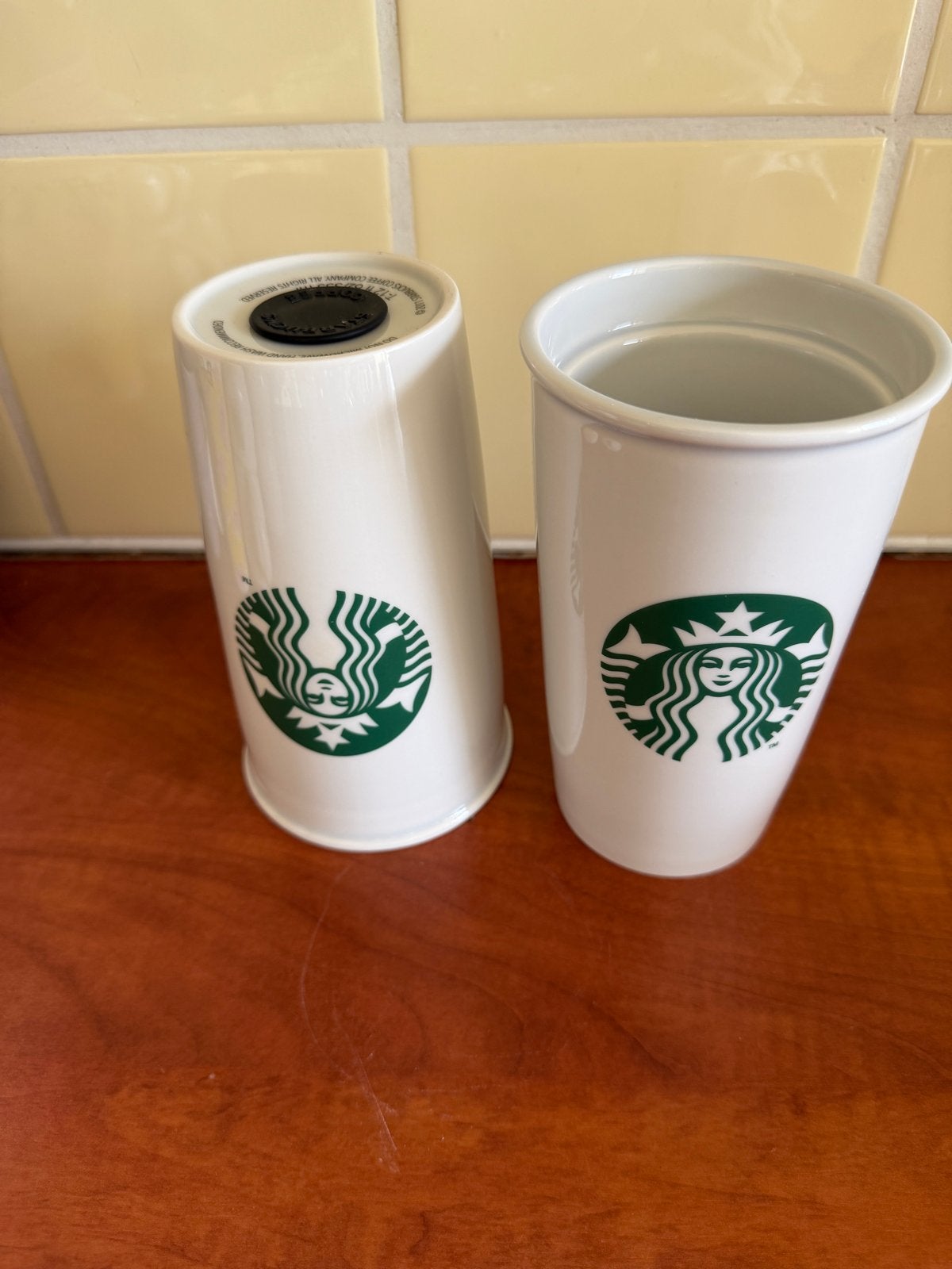 2 x Starbucks koffiebeker - Keramiek - Wit met groen logo, Ophalen of Verzenden, Zo goed als nieuw, Steen/keramiek, Wit