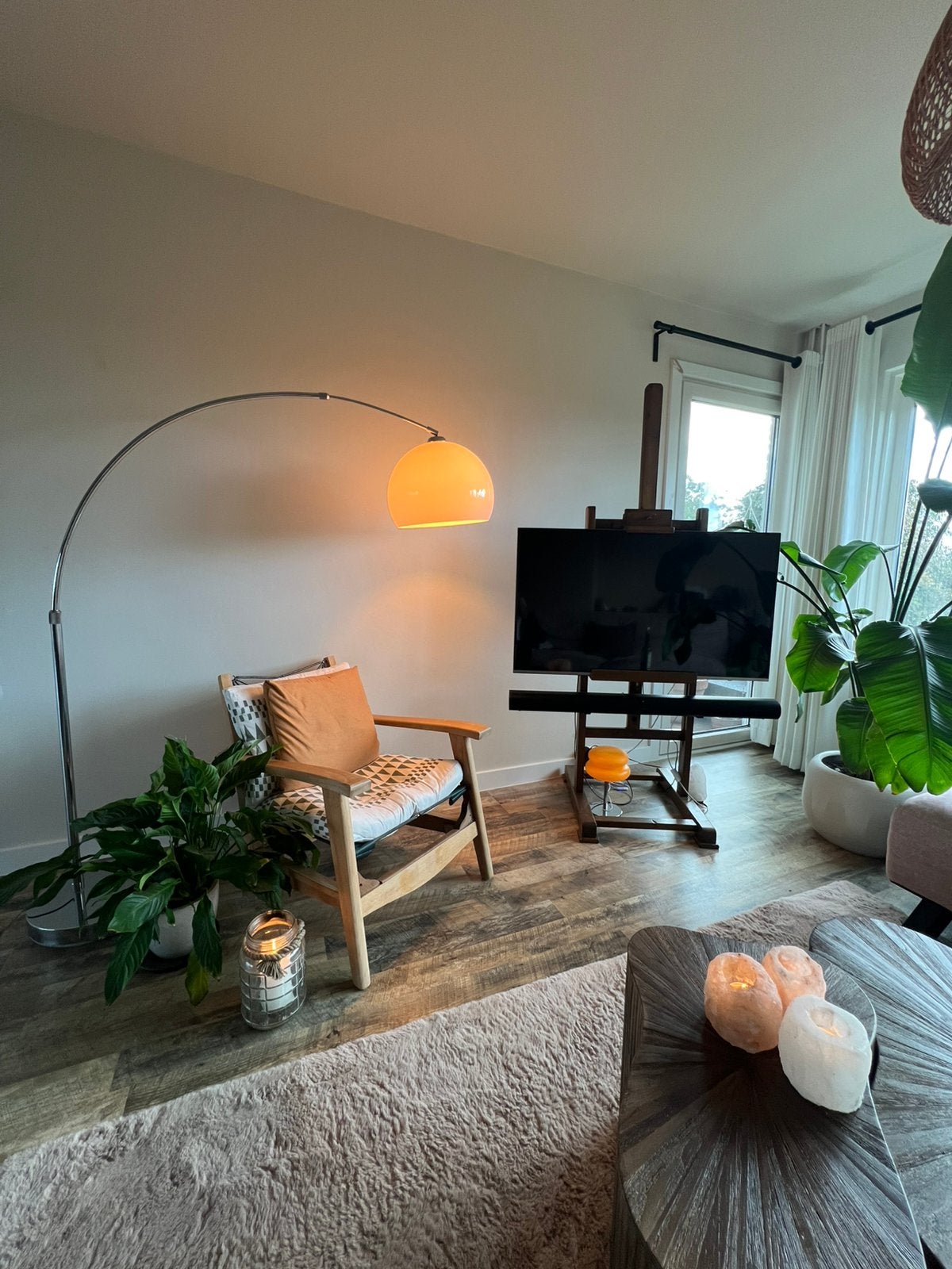 Zilveren booglamp met witte kap en zilveren voet, Huis en Inrichting, Ophalen, Kunststof, Retro, vintage, mid century modern, E27 (groot)