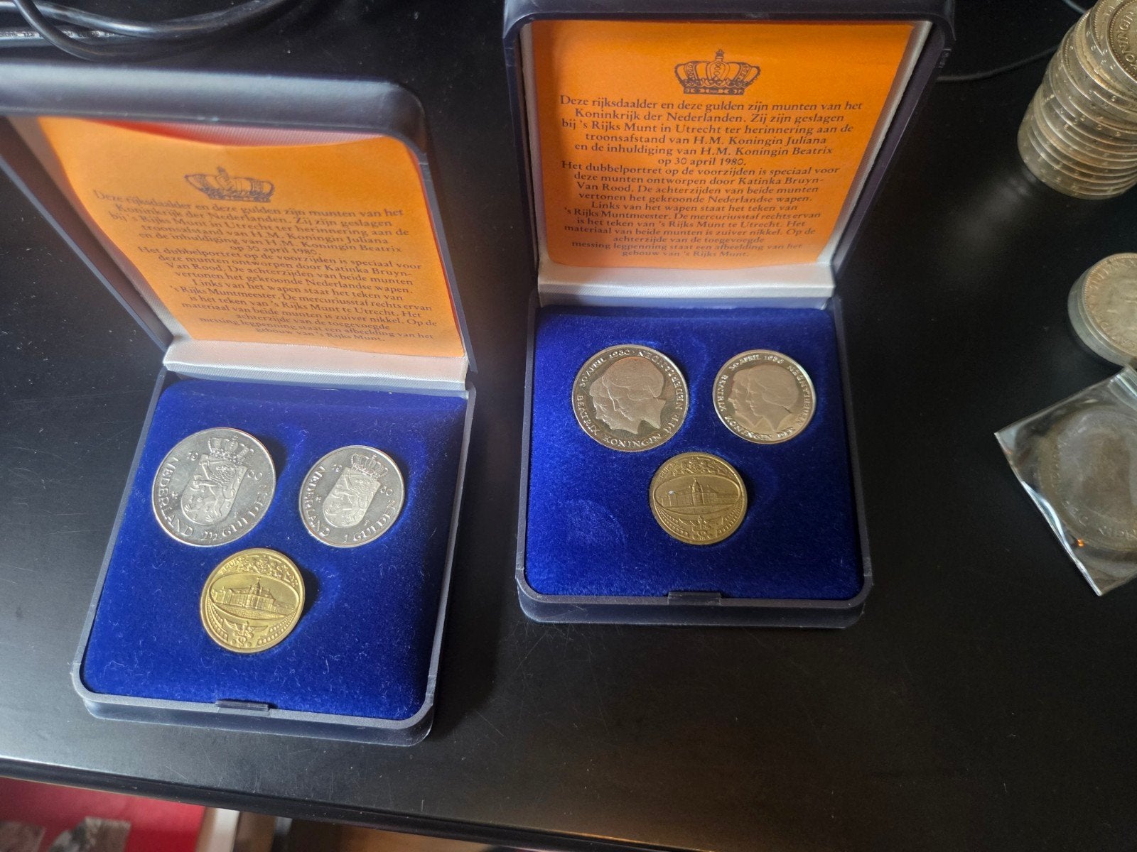 2 Sets Troonafstand Juliana 1980 met Legpenning Rijksmunt, Postzegels en Munten, Munten | Nederland, Ophalen of Verzenden