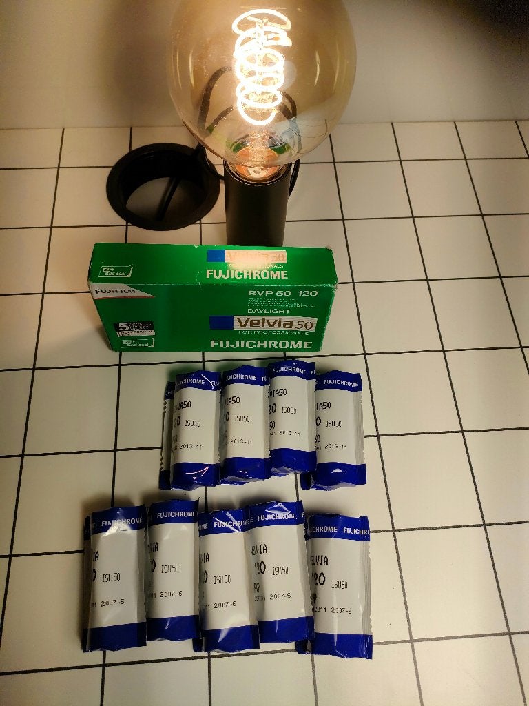 fuji velvia 50  (120 rolfim ) uit diepvries ., Audio, Tv en Foto, Filmrollen, Ophalen of Verzenden, 35mm film