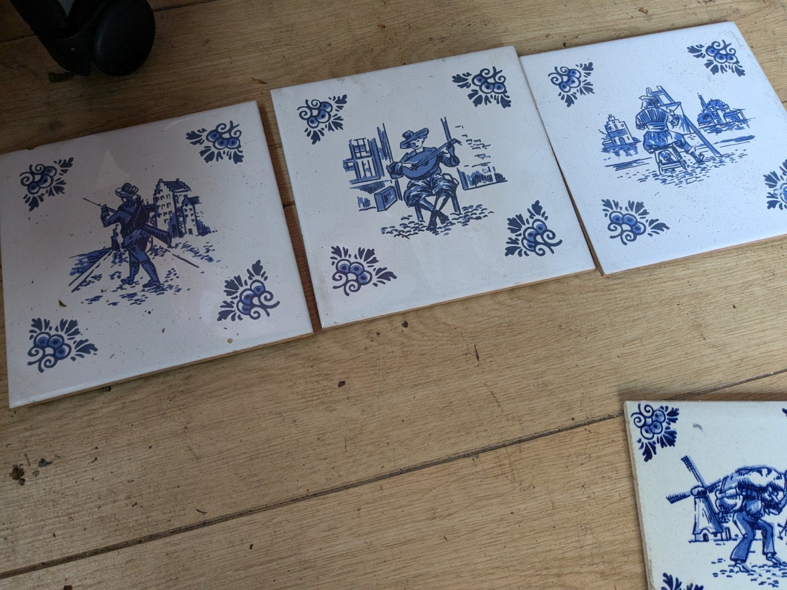 3 antieke tegeltjes, Ophalen