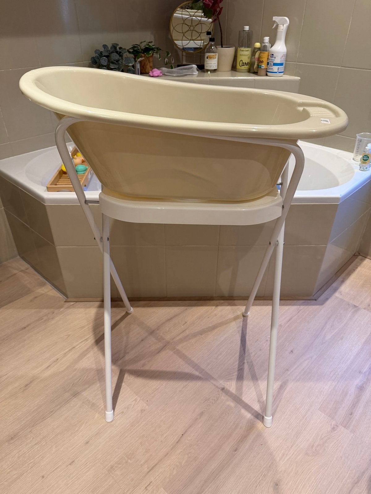 Beige Prénatal babybadje met witte standaard en afvoerslang, Kinderen en Baby's, Ophalen, Gebruikt, Badje, Prenatal