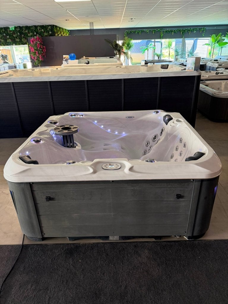 Luxe 5-Persoons Spa / Jacuzzi – Bomvol Jets, Tuin en Terras, Bubbelbaden en Hottubs, Ophalen, Zo goed als nieuw, Trap, Vast
