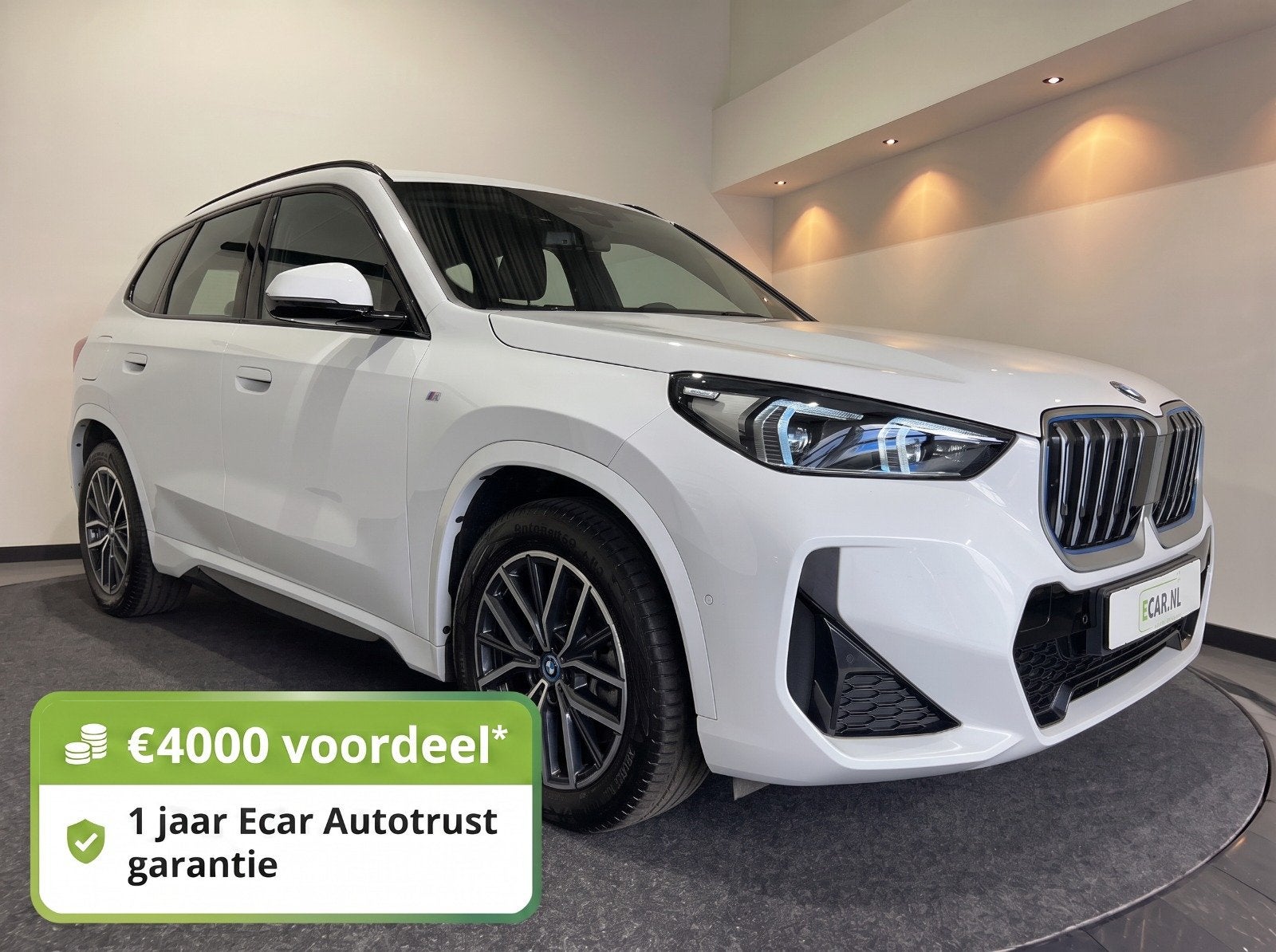 BMW iX1 xDrive30 67 kWh M-Sport | Tot € 4.000 klantvoordee, Auto's, Gebruikt, Met garantie (alle), Leder en Stof, Wit
