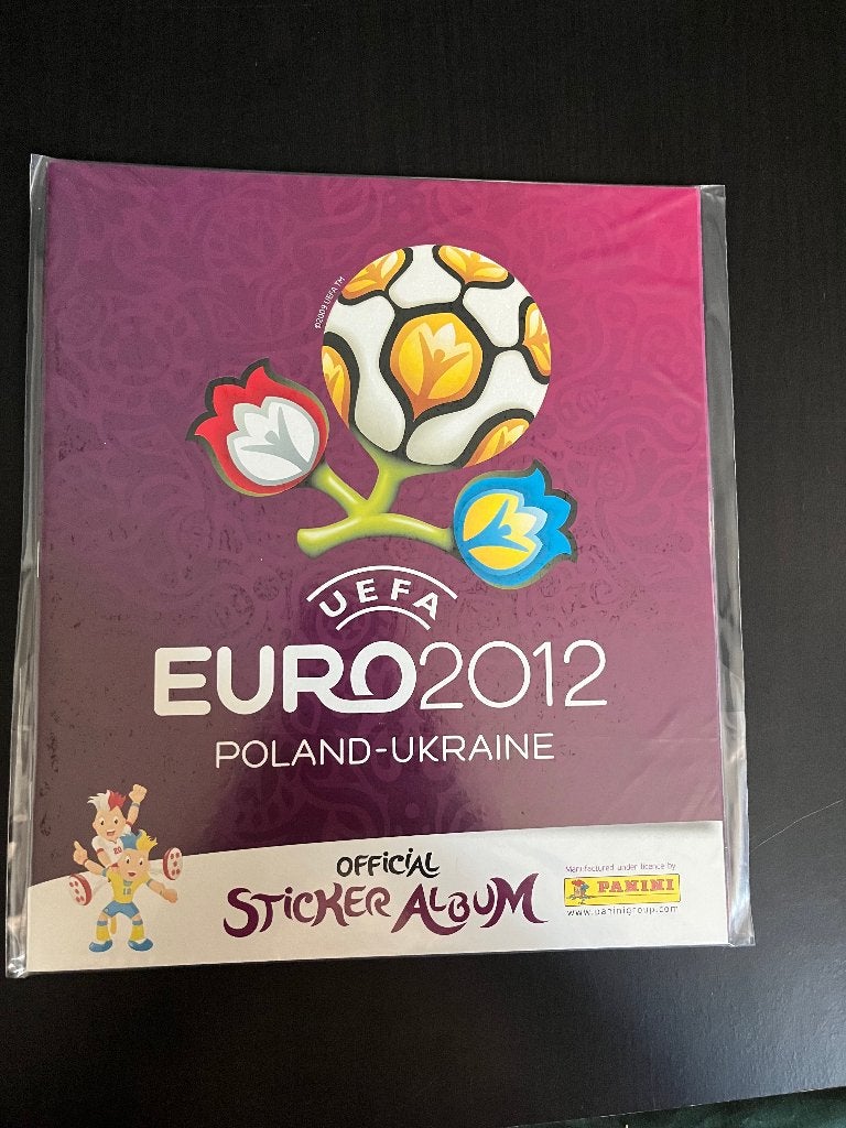 Panini euro 2012 mint leeg album en boosterdoos 100 zakjes, Ophalen, Nieuw, Meerdere stickers