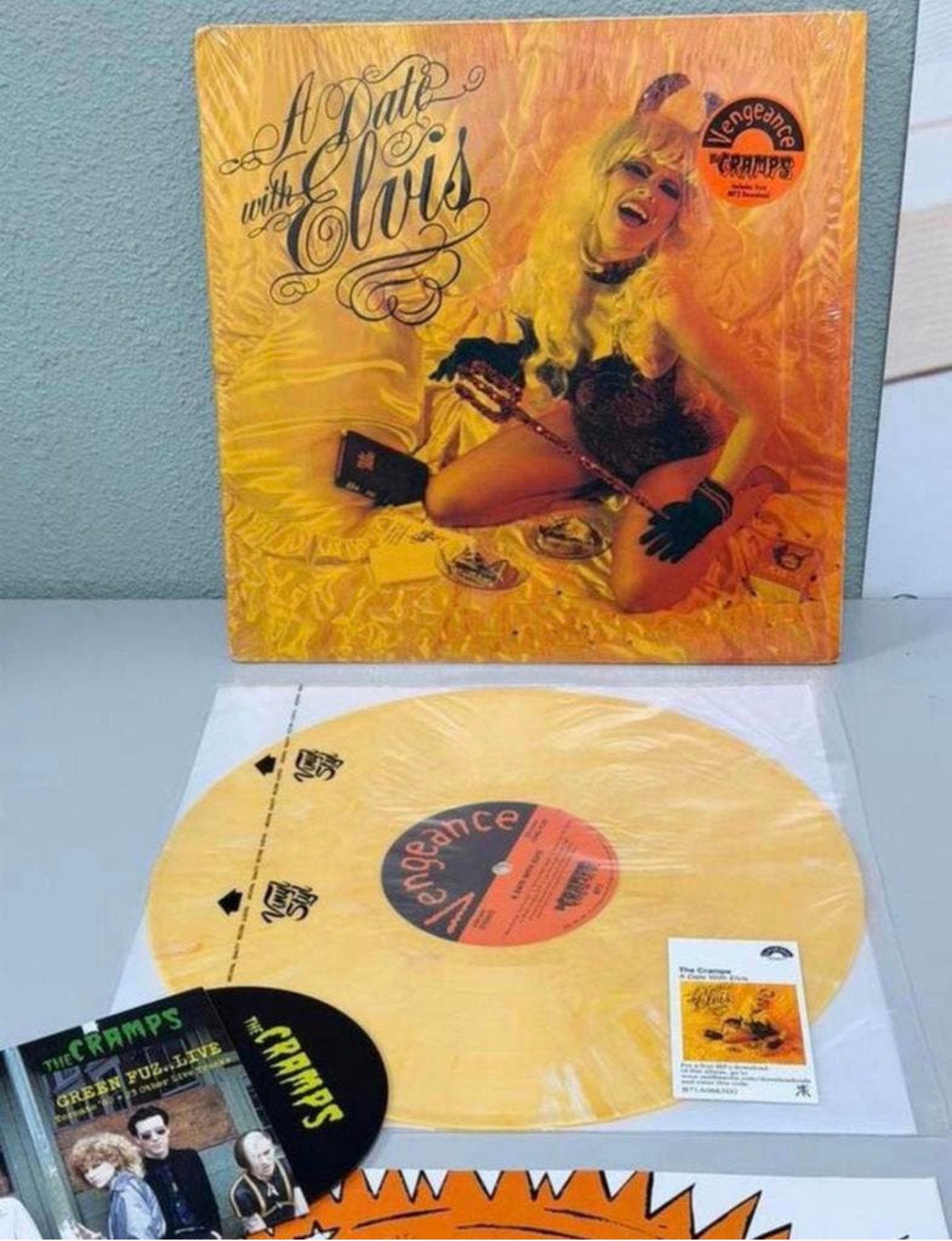 THE CRAMPS A DATE WITH ELVIS YELLOW Coloured VINYL LP + cd, Colored vinyl, Ophalen of Verzenden, Zo goed als nieuw, 12 inch