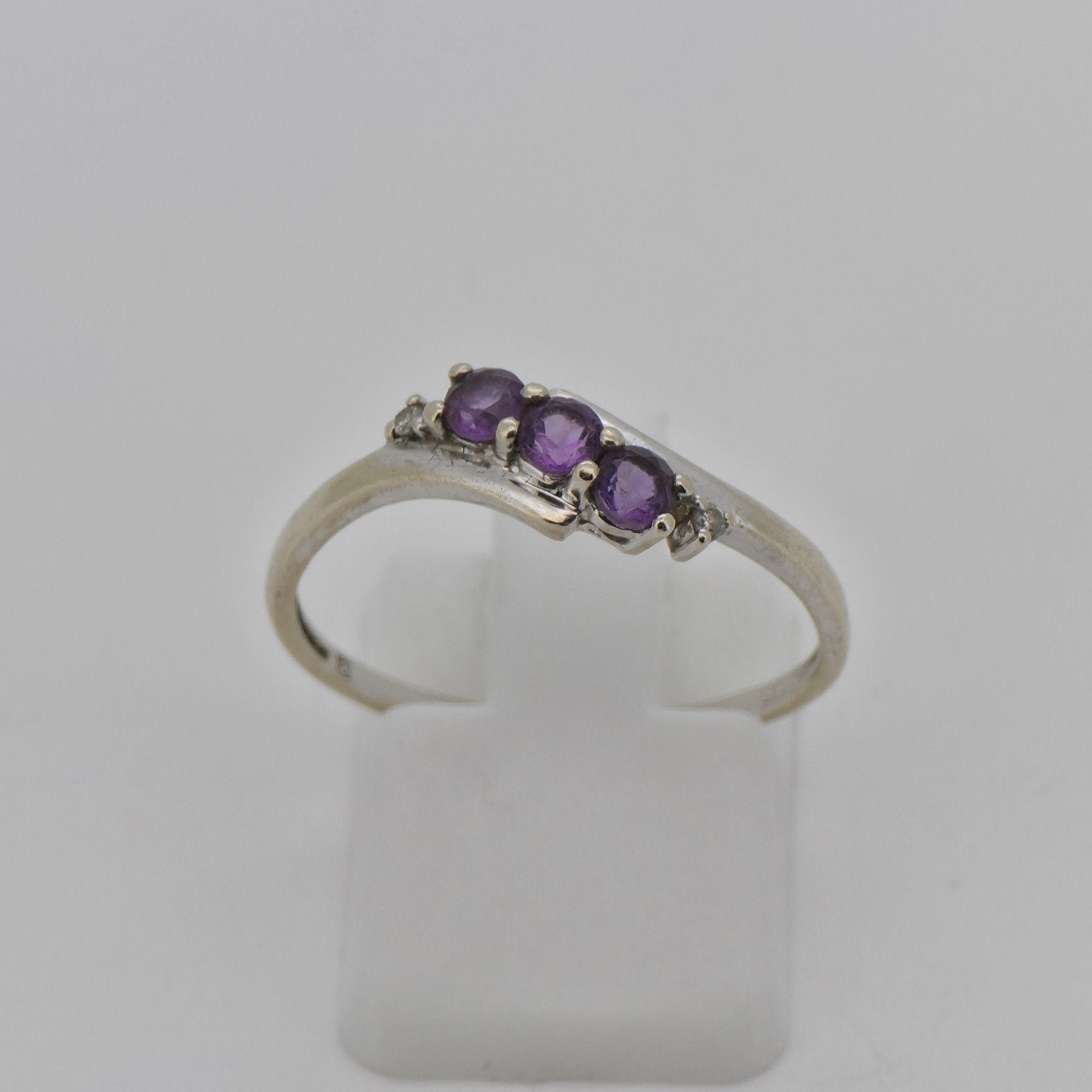 Witgouden Ring 10K met Amethisten en Diamantjes, Maat 19, 19 tot 20, Wit, Ophalen of Verzenden, Zo goed als nieuw