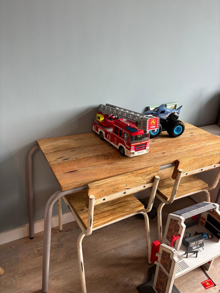 Kidsdepot bureau met 2 stoelen - Kindertafelset, Ophalen, Gebruikt, Tafel(s) en Stoel(en)