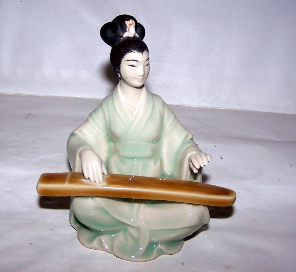Porseleinen beeld Japanse Geisha Koto speler. Nieuwstaat., Ophalen of Verzenden
