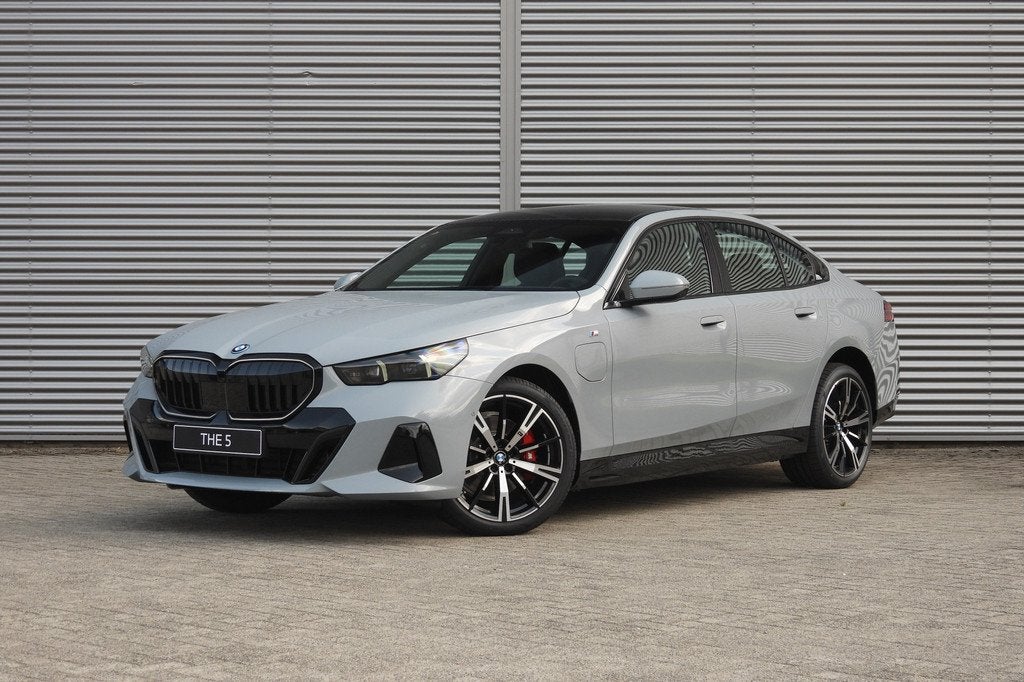 BMW i5 eDrive40 M Sport / Panoramadak / Achteruitrijcamera /