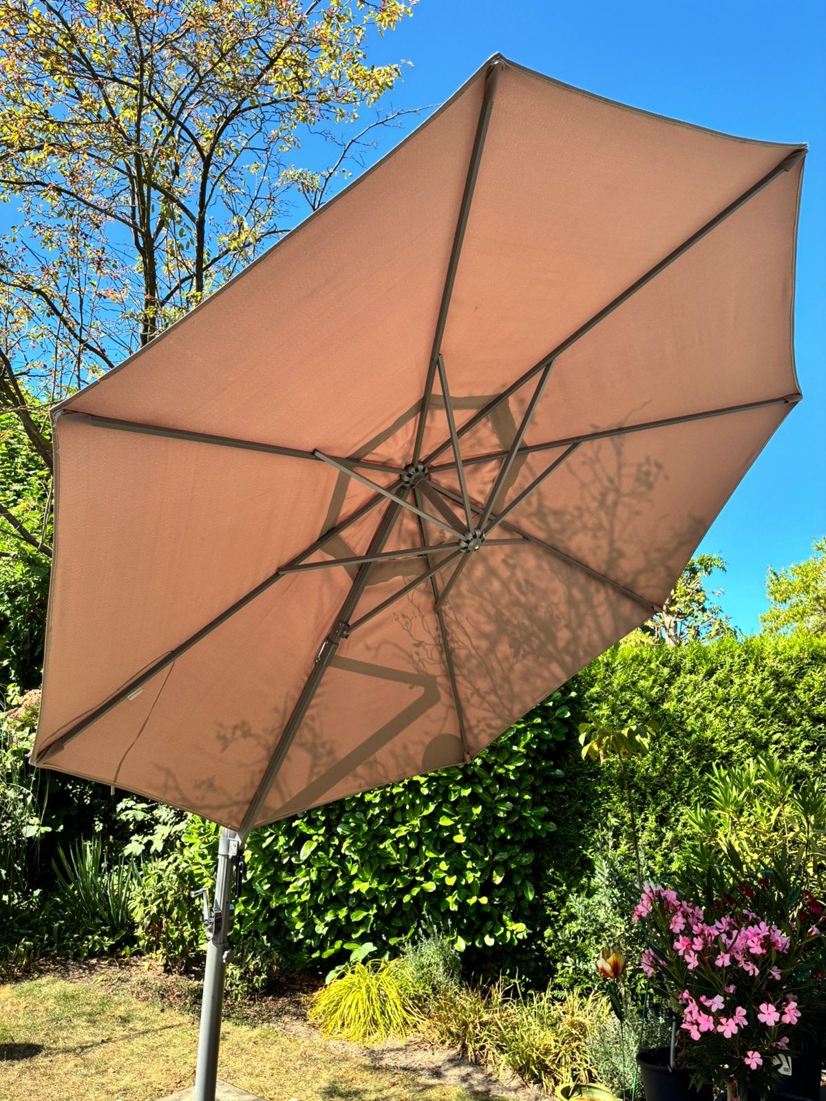 Parasol met stevige verrijdbare voet, Ophalen of Verzenden, Zo goed als nieuw, Zweefparasol