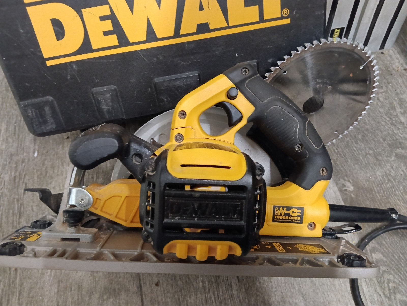 Dewalt cirkelzaag met geleiderail 2 zaagbladen 190mm,, Ophalen, Cirkelzaag, DEWALT, Zo goed als nieuw