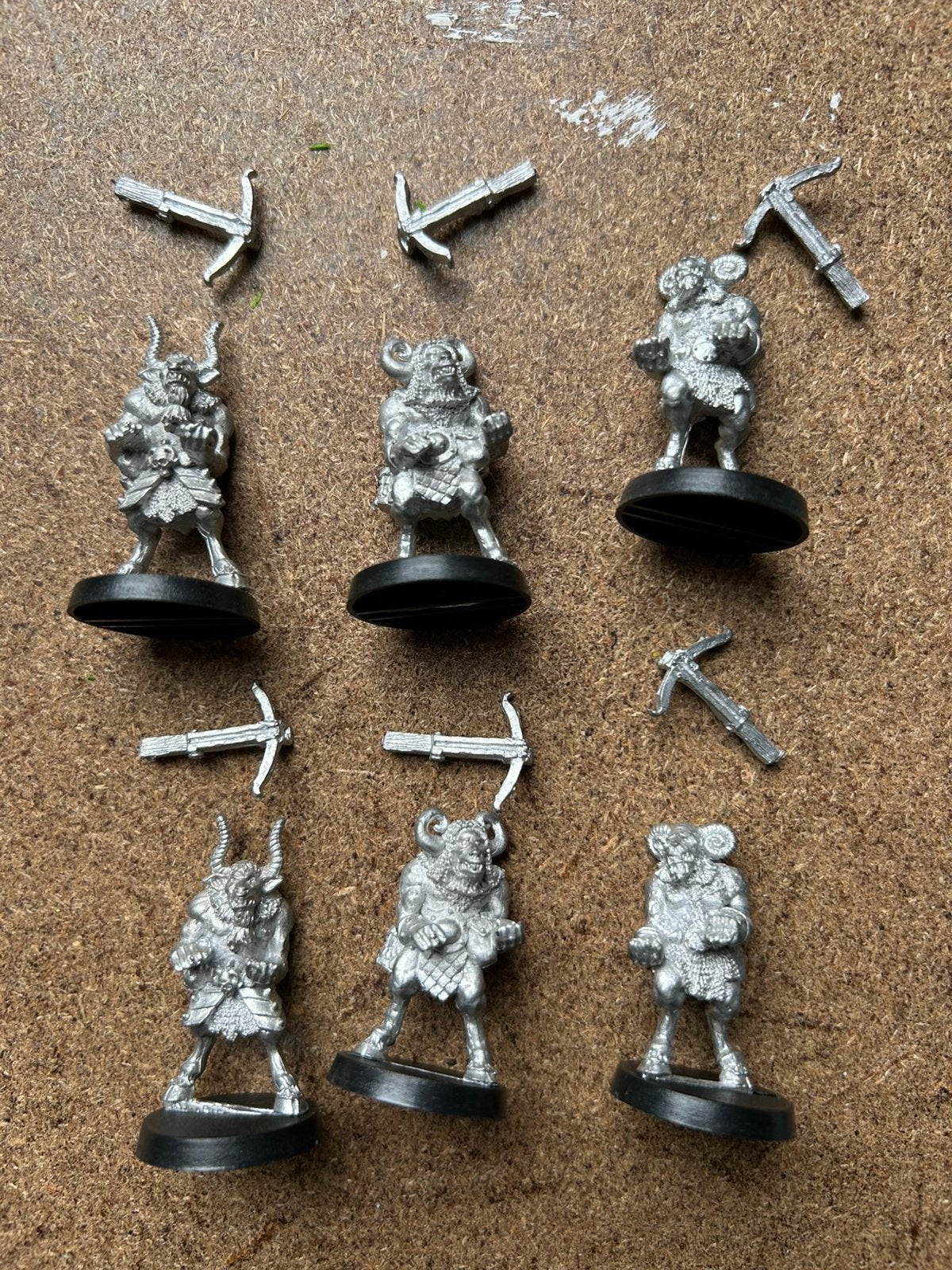 Warhammer 6 Chaos Beastmen Crossbows, Hobby en Vrije tijd, Wargaming, Ophalen of Verzenden, Zo goed als nieuw, Warhammer