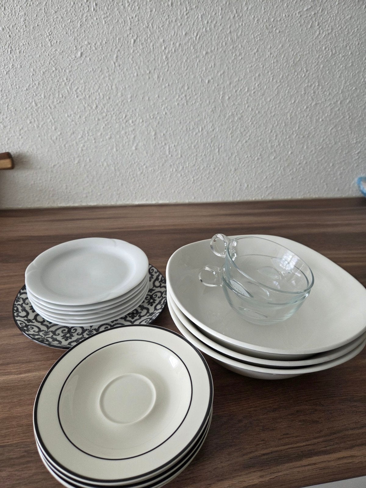 Gratis af te halen: Diverse borden en schotels, Gebruikt, Keramiek, Ophalen of Verzenden, Bord(en)