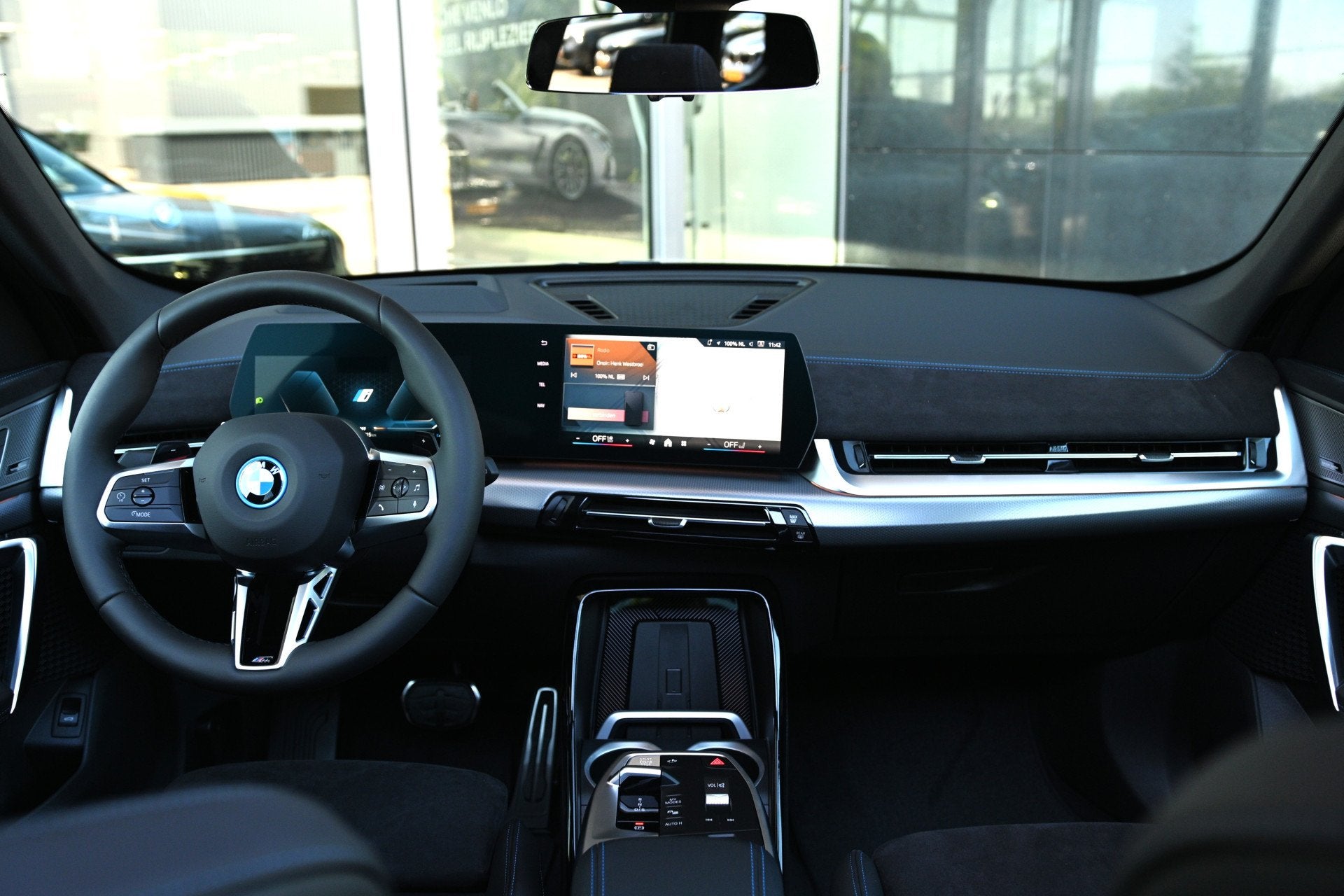 BMW X1 xDrive25e M Sport Automaat / Panoramadak / Trekhaak /, Auto's, BMW, 136 pk, Met garantie (alle), Stoelverwarming, Bedrijf