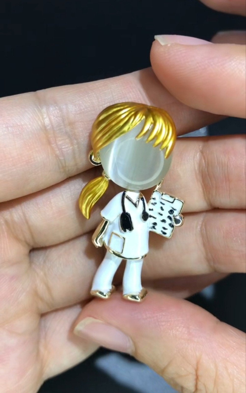 Nieuwe Broche Verpleegster / Dokter - Goudkleurig met Wit, Overige materialen, 4 tot 7 cm, Nieuw, Ophalen of Verzenden