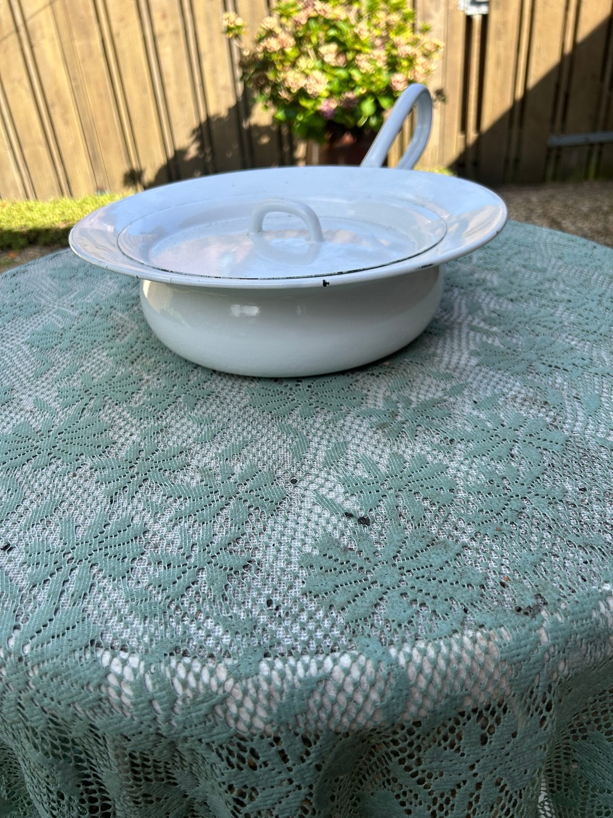 Vintage geëmailleerde bedpan met deksel, Antiek en Kunst, Antiek | Emaille, Ophalen of Verzenden