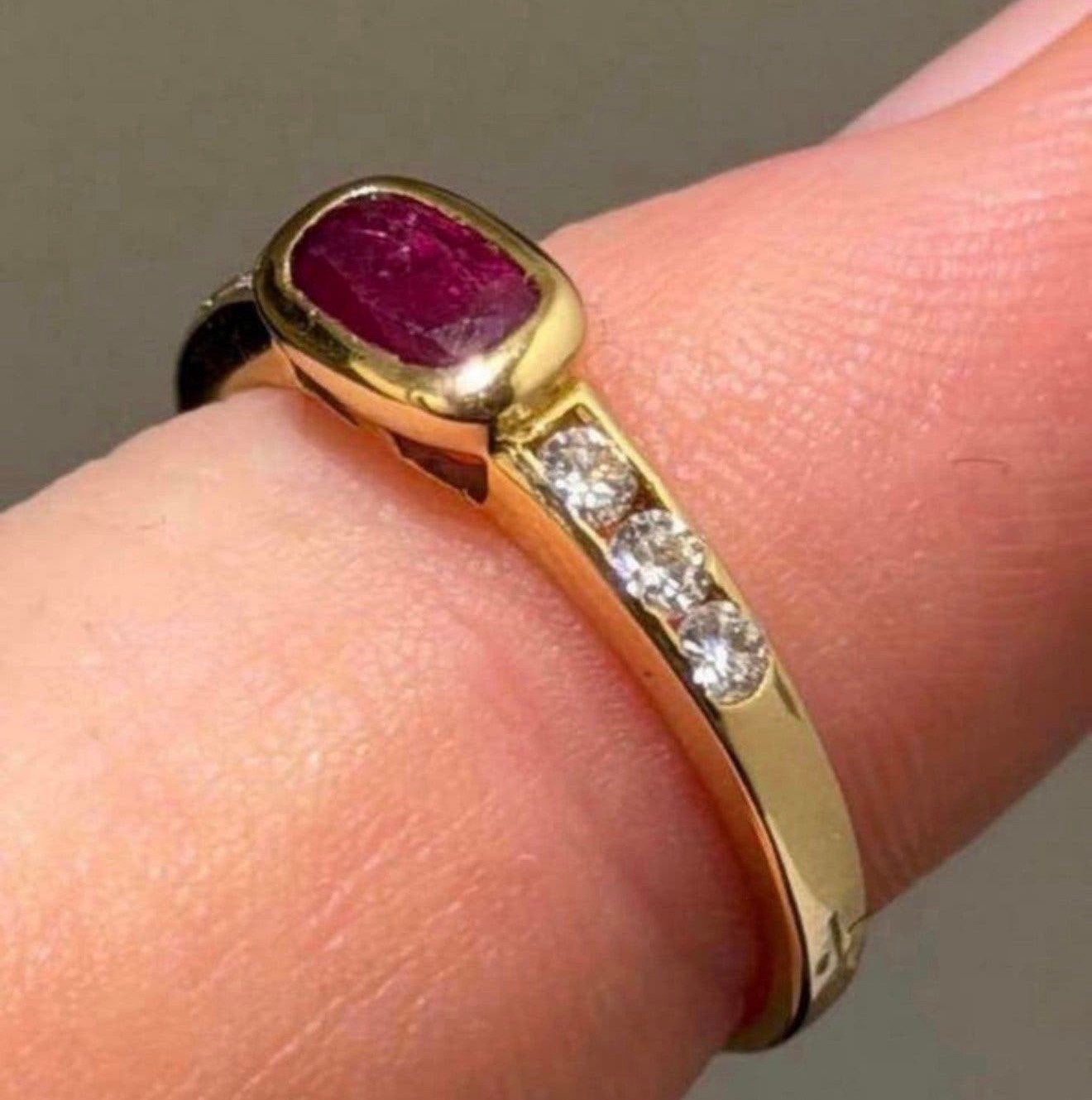 18 karaat gouden ring met robijn en 6 natuurlijke diamanten!, 18 tot 19, Ophalen of Verzenden, Met edelsteen, Dame