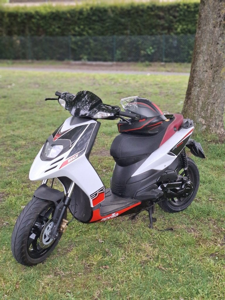 Aprillia sr50 brommer, Fietsen en Brommers, Ophalen, Tweetakt, Maximaal 45 km/u, SR 50