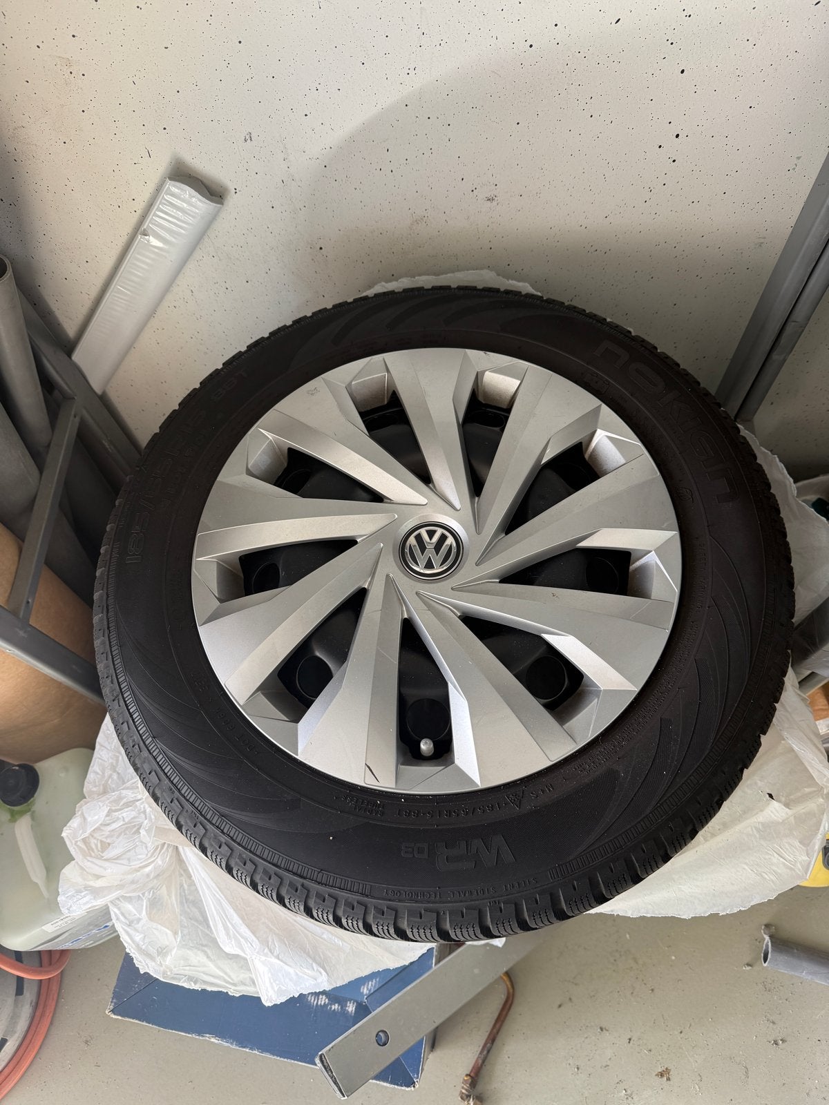 Winterbanden met velgen - VW - 185/65R15, Auto-onderdelen, Gebruikt, 15 inch, Banden en Velgen, 185 mm