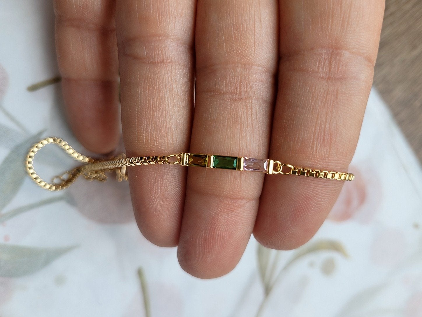 Gouden armband met gekleurde edelstenen - Nieuw, Onbekend@voorbeeld.com, Onbekend, Nieuw, Ophalen of Verzenden