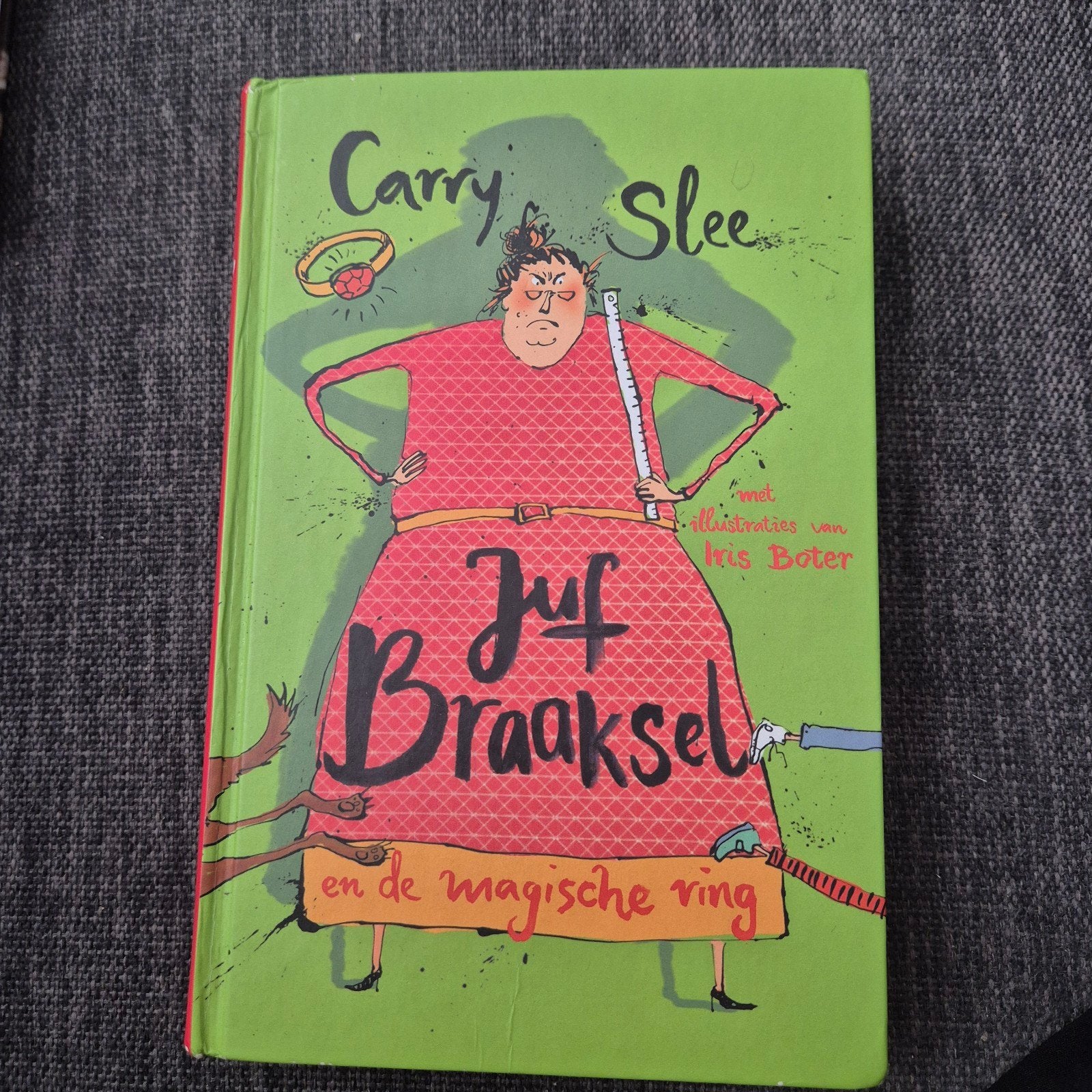 Juf Braaksel en de magische ring - Carry Slee, Ophalen of Verzenden, Zo goed als nieuw, Carry Slee, Fictie algemeen