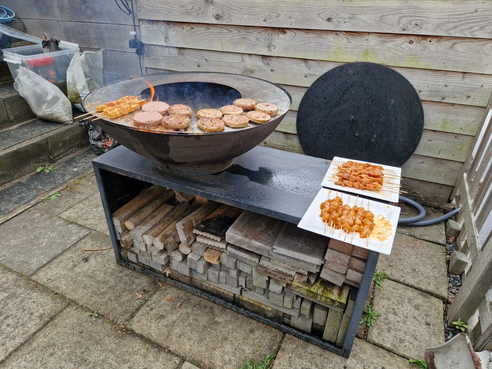 Vuurschaal met bbq /bakfunctie en houtopslag., Ophalen, Gebruikt, Vuurkorf
