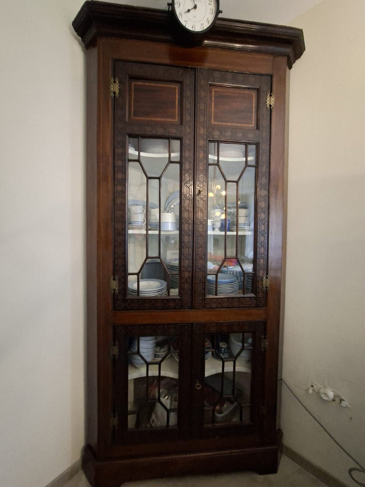 Antieke hoekkast met houtsnijwerk en glas, Ophalen