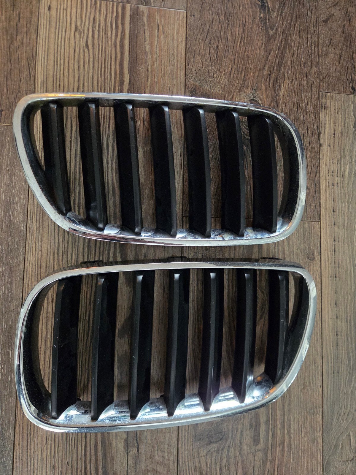 BMW Nieren Grill - Onderdeelnummers 51113420087 & 224059-, Ophalen of Verzenden, Voor, BMW, Bumper