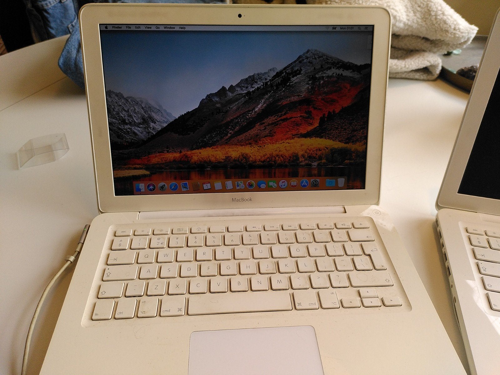 2x MacBook (wit) - één werkend, één voor onderdelen, Computers en Software, Apple Macbooks, Gebruikt, 2 tot 3 Ghz, Qwerty, Overige groottes
